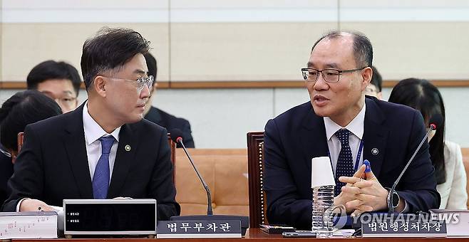 대화 나누는 법무부 차관과 법원행정처 차장 (서울=연합뉴스) 이동해 기자 = 이진수 법무부 차관(왼쪽)과 기우종 법원행정처 차장이 17일 국회에서 열린 법제사법위원회 법안심사1소위원회에서 대화하고 있다. 2026.3.17 eastsea@yna.co.kr