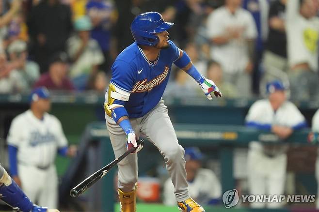 7회초 적시타를 만들어낸 베네수엘라 루이스 아라에스 [AP=연합뉴스]