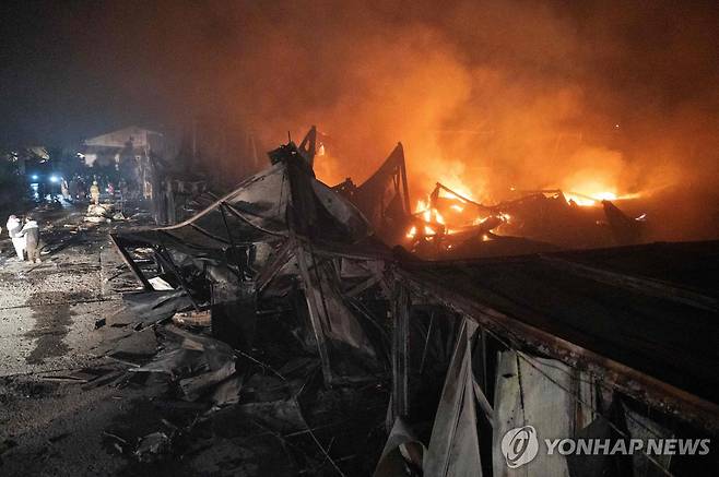 파키스탄 공습에 불타는 아프간 카불 병원 지난 16일(현지시간) 아프가니스탄 수도 카불의 마약 재활 병원이 불타는 모습. 아프간 탈레반 정부는 파키스탄군이 이 병원을 폭격, 최소 408명이 숨지고 265명이 다쳤다고 밝혔다.
[AFP 연합뉴스 자료사진, 재판매 및 DB 금지]