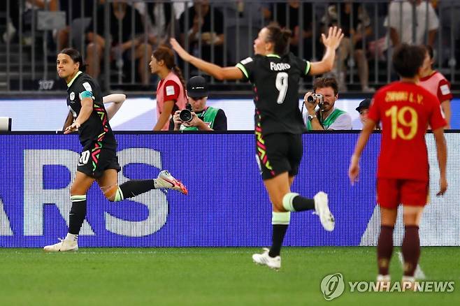 결승 골을 터트린 호주 샘 커(왼쪽)의 세리머니 모습. [AP=연합뉴스]
