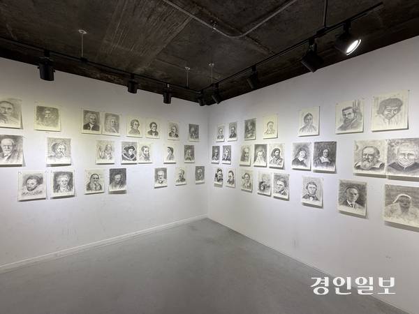‘신현수의 만인화’ 전시에 전시된 외국의 인물들. 2026.3.16 /박경호기자 pkhh@kyeongin.com