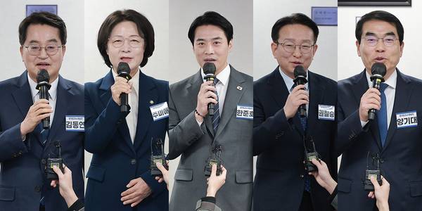 (왼쪽부터) 김동연 경기도지사, 추미애, 한준호, 권칠승 국회의원, 양기대 전 국회의원. /연합뉴스