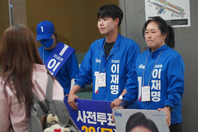 ▲ 오승환(가운데)씨가 지난해 대통령선거를 앞두고 거리 유세 현장에서 시민들을 만나 이재명 당시 대통령 후보를 홍보하고 있는 모습./사진=본인제공