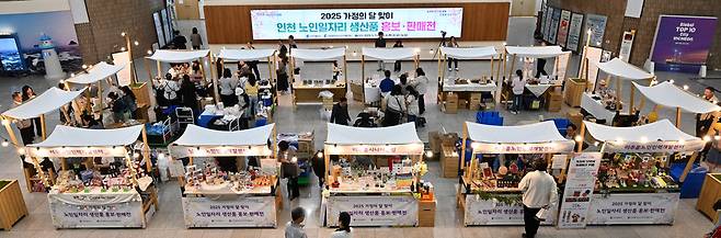 ▲ 지난해 5월7일 인천 남동구 구월동 시청 중앙홀에서 '인천 노인일자리 생산품 홍보·판매전'이 열리고 있다. /사진제공=인천시
