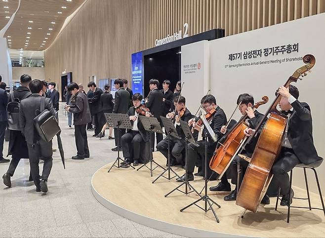 삼성전자 제57기 정기 주주총회장에서 열린 '하트하트오케스트라'의 클래식 공연 모습. 사진=삼성전자