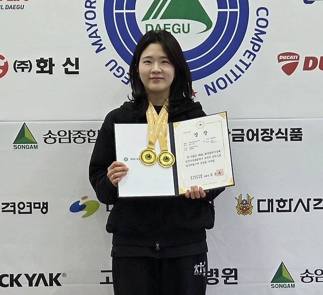 18일 대구국제사격장서 열린 제9회 대구광역시장배 전국사격대회 3일째 여자일반부서 2관왕에 오른 화성시청의 김제희가 기념사진을 찍고 있다. 사진=화성시청