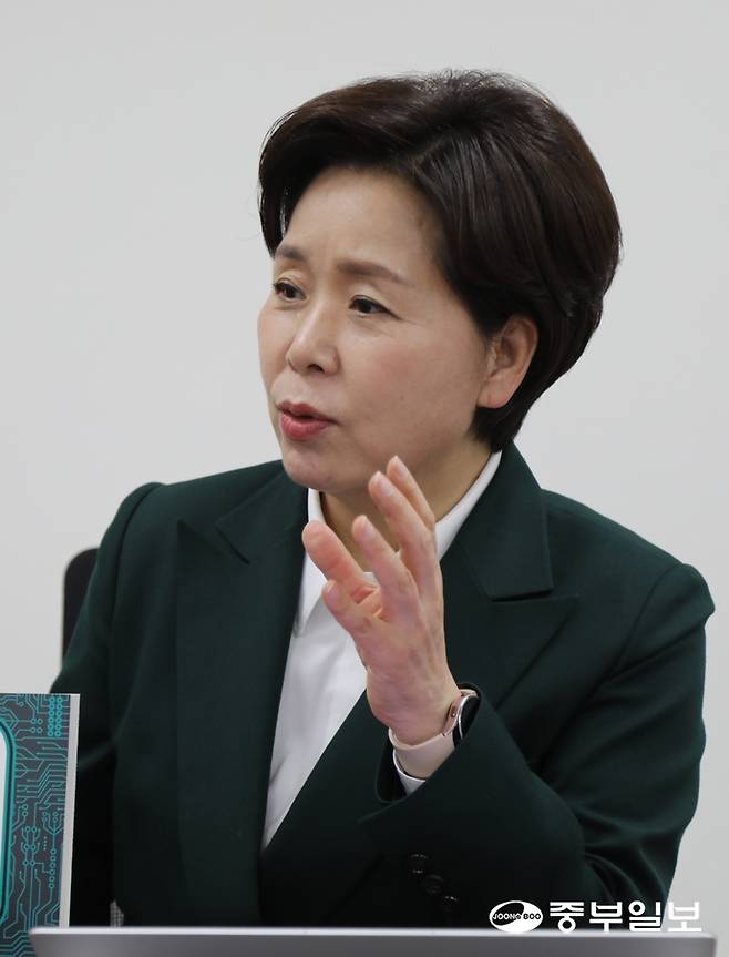 경기도지사 예비후보인 양향자 국민의힘 최고위원이 본지에 정책 공약에 대해 설명하고 있다. 양성모 기자