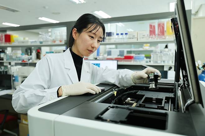 대용량 세포 표적물질 이미징 장비 활용 모습