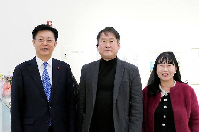 사진 왼쪽부터 맹수석 대전시교육감 후보, 박범정 토파즈 수석부회장, 필자.                     사진 =정창영 작가