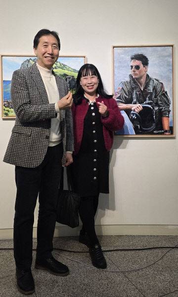 박홍규 작가의 작품 ‘탑건’ 앞에서 박홍규 작가와 필자