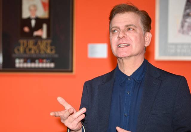 앤디 워홀 작품 소장자 폴 마레샬이 충청투데이와 인터뷰에서 진지하게 답변을 이어나가고 있다. 사진=김주형 기자