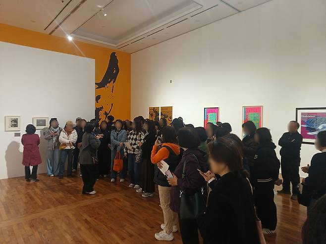 관람객들이 18일 대전시립미술관에서 개막한 '앤디 워홀: 예술을 팔다(Andy Warhol: The Business of Art)' 기획전에서 도슨트의 해설을 듣고 있다. 사진=권혁조 기자
