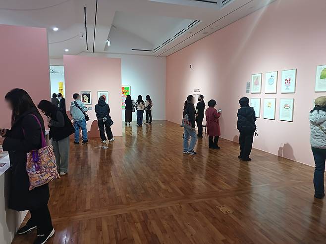 시민들이 18일 대전시립미술관에서 개막한 '앤디 워홀: 예술을 팔다(Andy Warhol: The Business of Art)' 기획전을 관람하고 있다. 사진=권혁조 기자