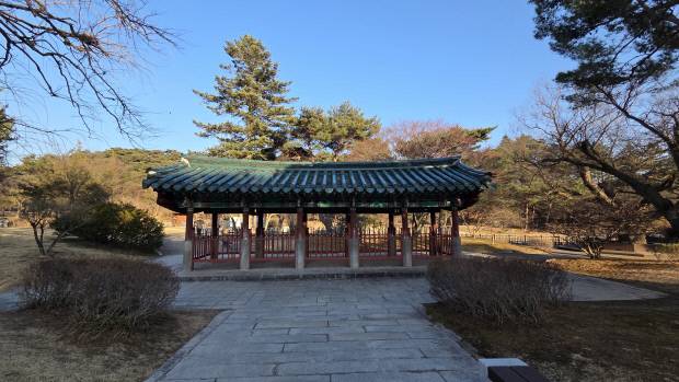 현재 ‘정려’에는 정조가 하사한 이순신과 조카 완, 4대손 홍무, 5대손 봉상의 충신편액과 팔대손 제빈의 효자 편액이 걸려있다.                                         /김정규 기자