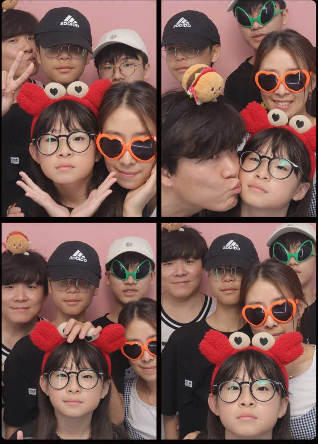 지난해 8월 여행지에서 찍은 문희종·길은미 씨 가족의 스티커 사진. 길은미 씨 제공