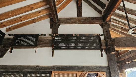 진주상무사 내부에 걸려 있는 현판들.