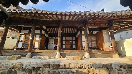 진주상무사는 현재의 경남 서부 17개 지역을 관할구역으로 보상과 부상의 상업활동을 관장하던 조선후기의 상업기관. 읍내에 위치해 있던 진주상무사는 1936년 대홍수로 1938년 현재 위치로 옮겨왔다.