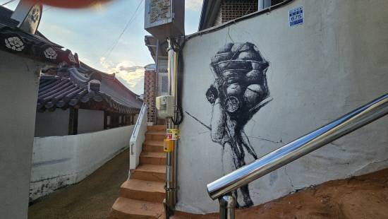 옥봉동 상무사 뒤편에서 만날 수 있는 보부상 벽화.