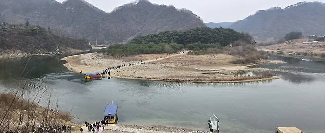 청룡포 나루터. 영화 ‘왕과 사는 남자’의 흥행에 힘입어 청룡포를 찾는 방문객이 줄을 잇고 있다.