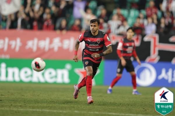 오랜 부상에서 벗어나 첫 출전한 포항스틸러스 완델손이 볼을 보고 달리고 있다. 한국프로축구연맹 제공