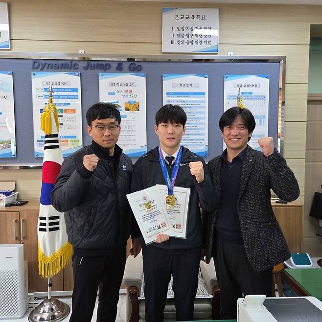 ▲ 트로피와 상장을 들고 기념촬영을 하는 김동진 선수와 지도자