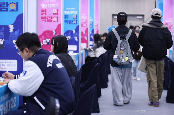 ▲ 지난 12일 영남대학교에서 열린 '2026 상반기 취업박람회'에서 학생들이 취업 관련 설명을 듣는 모습. 경북일보DB