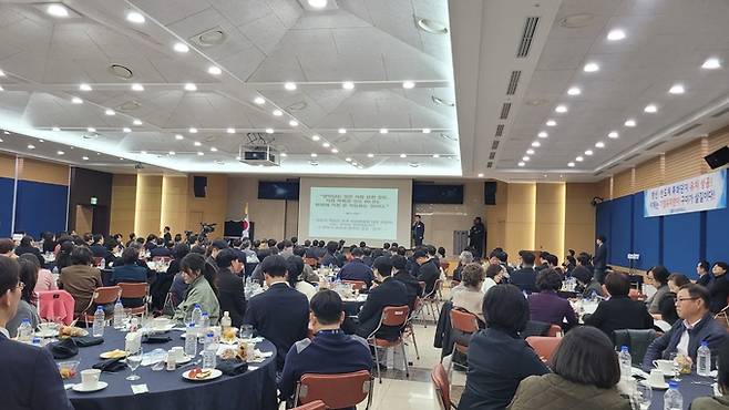 ▲ 전영수 한양대학교 국제대학원 교수가 구미상공회의소 강당에서 '인구위기와 대응전략-인구를 알아야 미래가 보인다'를 주제로 강연을 펼치고 있다. 이봉한기자