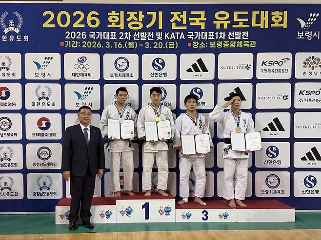 ▲ 포항시청 유도선수단 이준환(사진 중앙)이 지난 16일 충남 보령실내체육관에서 열린 '2026 회장기 전국유도대회 겸 2026년 국가대표 2차 선발전'에서 금메달을 따내며 2026아이치·나고야 아시안게임 태극마크를 달았다.