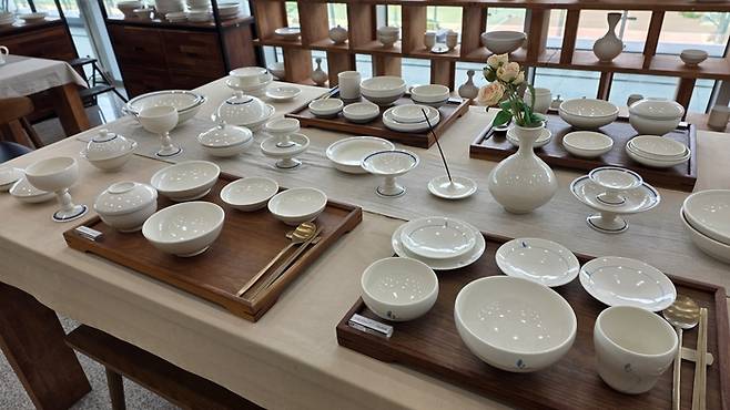 청송군 유교문화전시체험관 2층에 마련된 청송백자 전시판매장 내부에 전통과 현대가 어우러진 청송백자 생활자기가 전시·판매되고 있다.<정운홍기자>