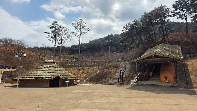 청송백자 도예촌에 사기움과 사기굴이 자리해 있다. 이 곳은 향후 청송백자 관광거점공간 조성사업으로 새로운 모습으로 재탄생하게 된다.<정운홍기자>