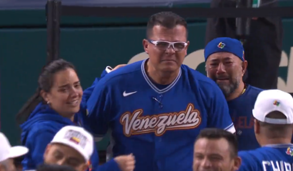 기뻐하는 로페즈 감독(사진=중계방송 화면)