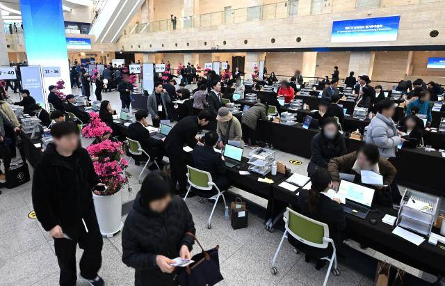 18일 경기도 수원시 영통구 수원컨벤션센터에서 열린 제57기 삼성전자 정기주주총회에서 주주들이 입장하고 있다. [사진=연합뉴스 제공]