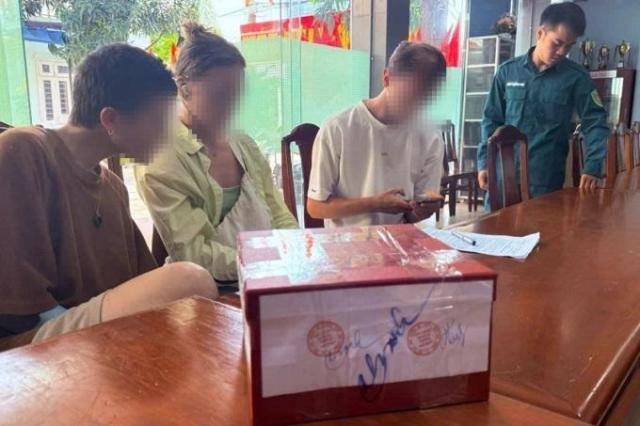 흰색 셔츠를 입은 젊은 독일인 남성이 드론을 날렸다가 조사를 받기 위해 안하이 워드 군 사령부 본부로 연행된 모습 [사진=베트남 군 사령부 제공]