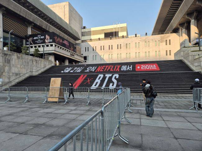 BTS 컴백 콘서트 랩핑. /사진=심현리 기자