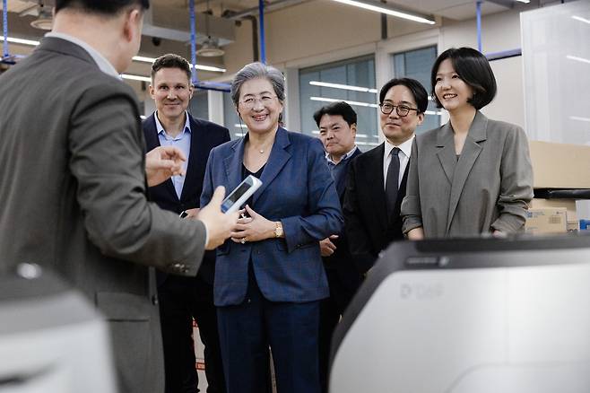 네이버랩스 석상옥 대표(좌)가 네이버의 디지털 트윈 기술을 AMD 리사수 CEO(가운데)와 네이버 최수연 대표(우)에게 설명하고 있는 장면(사진제공=네이버)