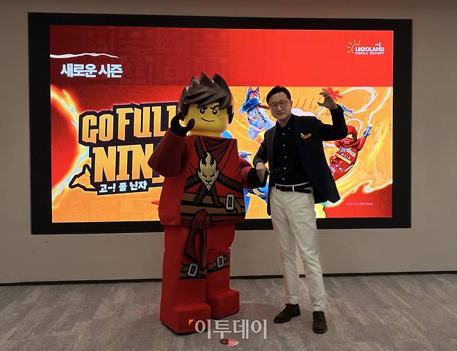 글로벌 인기 지식재산권(IP)인 '닌자고'와 포즈를 취하고 있는 이성호 멀린 엔터테인먼트 코리아 대표.(사진=황민주 기자 minchu@)