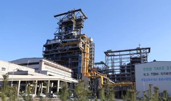 포스코가 미래 경쟁력 확보를 위해 저탄소와 고부가가치 제품에 투자를 이어가고 있다. 사진은 포스코 파이넥스 공장 전경./사진=포스코 제공