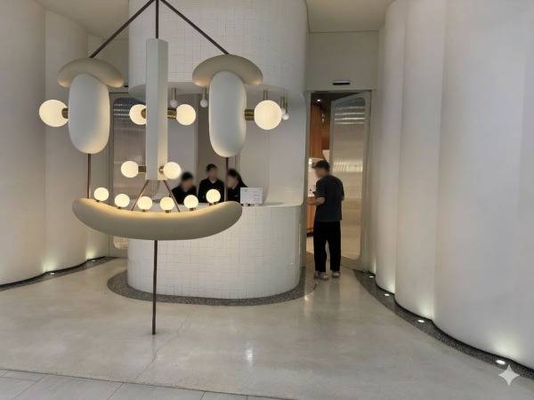 서울 영등포구 여의도동에 위치한 더현대 서울 와이피하우스(YPHAUS) 라운지 입구./사진=김견희 기자