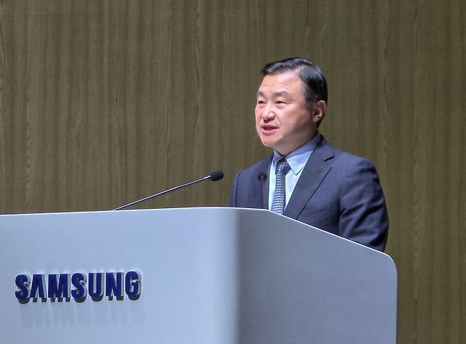 노태문 삼성전자 사장이 18일 개최된 '제57기 삼성전자 주주총회'에서 DX부문의 지난해 경영실적 및 올해 경영전략을 발표하고 있다. [사진=삼성전자]