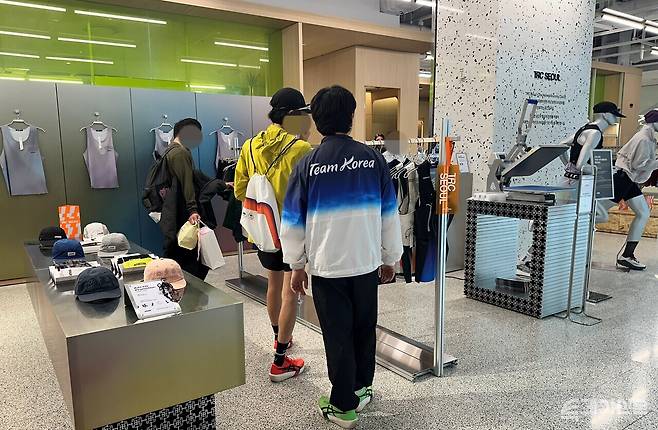 러닝화와 장비 등을 한곳에 모은 '더현대 러닝 클럽' 매장 내부 모습.&nbsp;ⓒ투데이신문