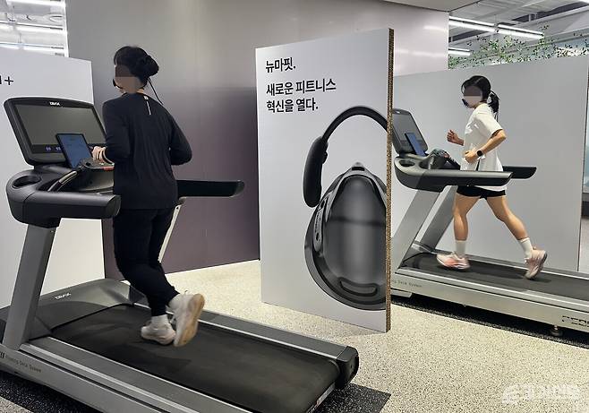 더현대 러닝클럽을 방문한 고객들이 러닝 자세를 측정할 수 있는 러닝머신 체험 공간에서 테스트를 진행하고 있다.&nbsp;ⓒ투데이신문