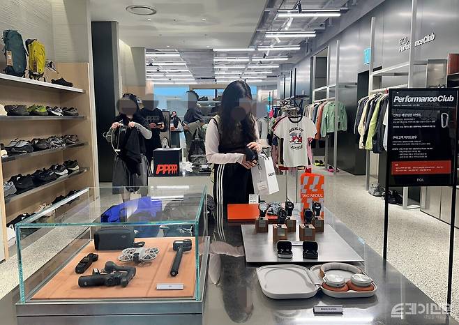더현대 러닝클럽 매장 내 러닝화와 고글, 워치 등 다양한 러닝 장비와 기기가 진열돼 있다.&nbsp;ⓒ투데이신문