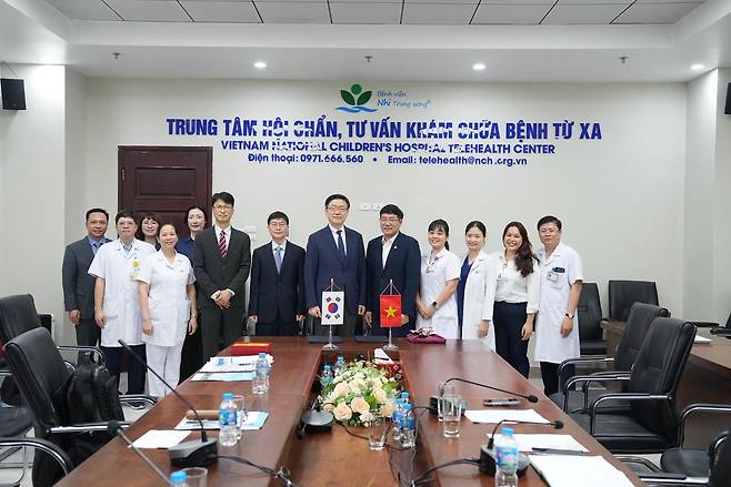 서울성모병원과 베트남 국립어린이병원 관계자들이 지난 2일 베트남 하노이 국립어린이병원에서 의료 협력을 위한 업무 협약을 체결했다. /사진제공= 서울성모병원