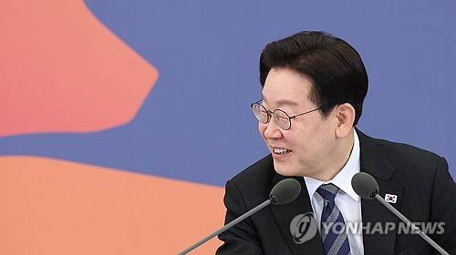 참석자 발언 듣는 이재명 대통령(서울=연합뉴스) 한상균 기자 = 이재명 대통령이 18일 청와대에서 열린 자본시장 안정과 정상화 간담회에서 참석자 발언을 듣고 있다. 2026.3.18 xyz@yna.co.kr