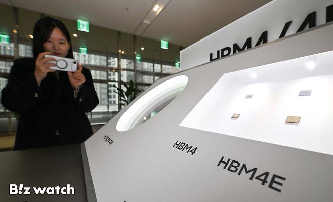 18일 경기 수원시 영통구 수원컨벤션센터에서 열린 '제57기 삼성전자 정기주주총회'에서 주주들이 HBM4, HBM4E 메모리를 보고 있다./사진=이명근 기자 qwe123@