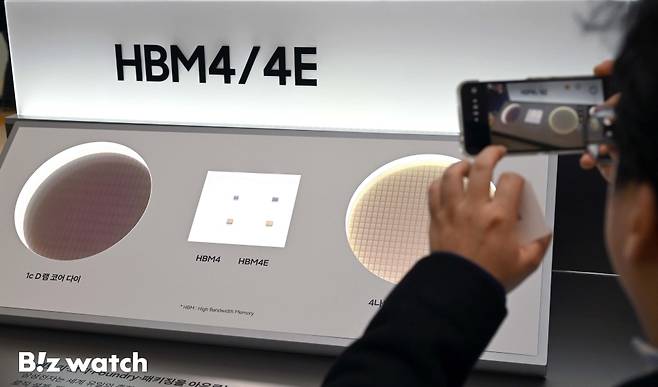 18일 경기 수원시 영통구 수원컨벤션센터에서 열린 '제57기 삼성전자 정기주주총회'에서 주주들이 HBM4, HBM4E 메모리를 보고 있다./사진=이명근 기자 qwe123@