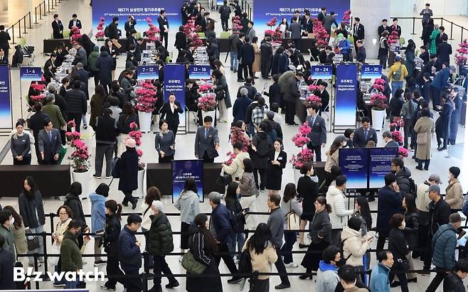 18일 오전 수원시 영통구 수원컨벤션센터에서 열린 제57기 삼성전자 정기 주주총회에서 주총장에 입장하기 위해 주주확인을 하고 있다. 18일 경기 수원시 영통구 수원컨벤션센터에서 열린 '제57기 삼성전자 정기주주총회'에서 주주들이 HBM4, HBM4E 메모리를 보고 있다./사진=이명근 기자 qwe123@ 