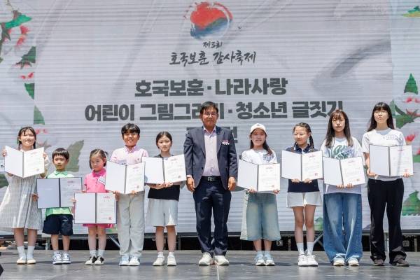 제3회 호국보훈 나라사랑 어린이 그림그리기·청소년 글짓기 공모전 수상 기념촬영.&nbsp;ⓒ마포구