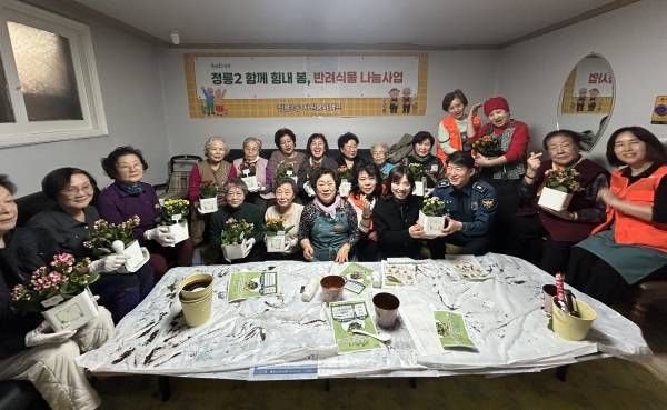 정릉2동 자원봉사캠프 활동가들과 경로당 어르신들이 반려식물 화분을 만들고 함께 기념촬영을 하고 있다.&nbsp;ⓒ성북구
