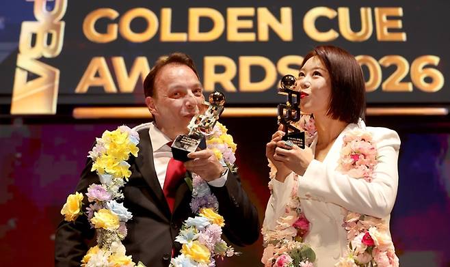 올 시즌 PBA 남녀 MVP에 오른 산체스와 김가영. PBA 제공